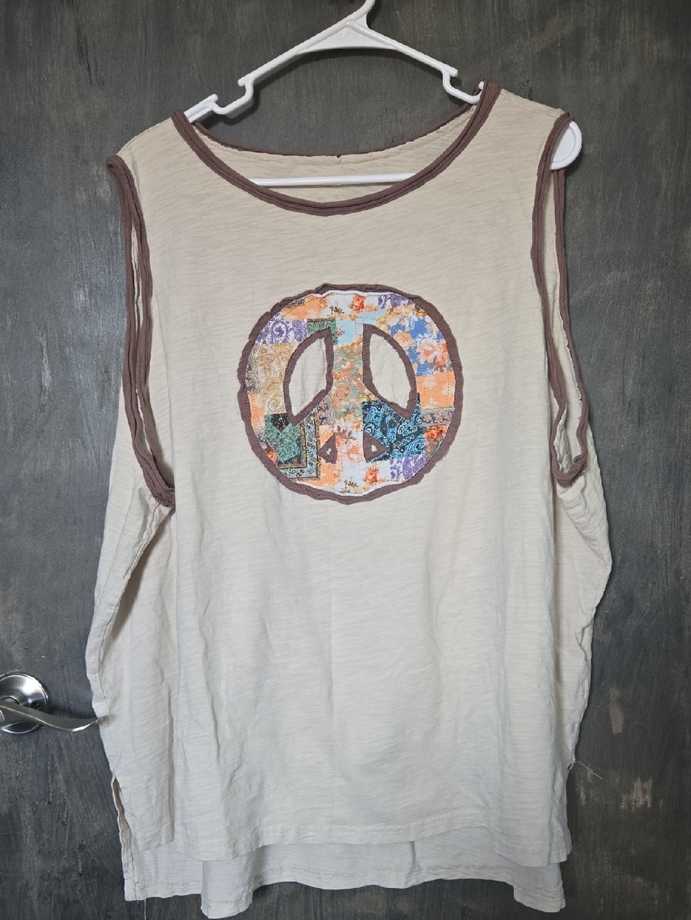 SHEIN Cream Tank Top with Multicolor Patchwork Peace Sign